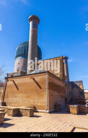 Außenansicht des Gur-e Amir, eines Mausoleums des turkomongolischen Eroberers Timur in Samarkand, Usbekistan. Auf Initiative und auf dem Gelände errichtet Stockfoto