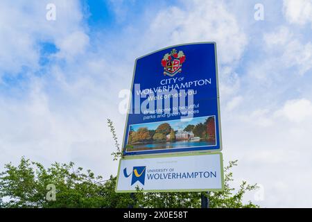 Wolverhampton, Vereinigtes Königreich – 11. April 2024: Willkommen bei Wolverhampton Signage Board mit Logo für die University of Wolverhampton Stockfoto