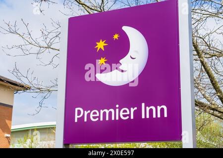 Wolverhampton, Großbritannien – 11. April 2024: Außenbeschilderung eines Premier Inn Hotels, einer britischen Hotelkette Stockfoto