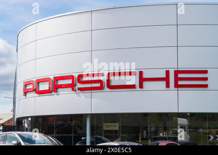 Wolverhampton, Großbritannien – 11. April 2024: Externe Beschilderung bei einem Porsche-Händler Stockfoto