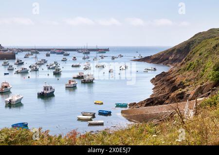 Le Conquet, Frankreich - 24. Juli 2017: Boote, die im Jachthafen zwischen der Stadt Le Conquet und der Presqu'île de Kermorvan liegen. Stockfoto