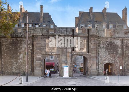 Saint Malo, Frankreich - 9. Juni 2020: 1709 wurde der Bezirk Saint-Vincent auf dem Felsen errichtet. Das Tor, das in derselben Zeit gebaut wurde, nimmt an Stockfoto