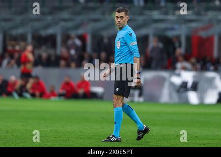 Mailand, Italien. April 2024. Schiedsrichter Clement Turpin wurde beim Viertelfinale der UEFA Europa League 2023/24 gesehen – 1. Legs-Fußballspiel zwischen AC Mailand und AS Roma im San Siro Stadium, Mailand, Italien am 11. April 2024 Credit: Independent Photo Agency/Alamy Live News Stockfoto