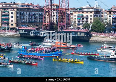 Gabarra mit der Fußballmannschaft Athletic Club de Bilbao. Stockfoto