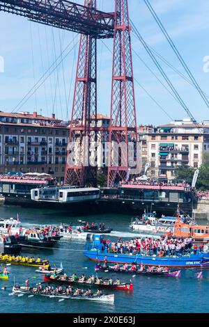 Gabarra mit der Fußballmannschaft Athletic Club de Bilbao. Stockfoto