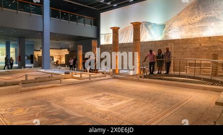 Gaziantep, Türkei - 18. Oktober 2023: Touristen besuchen Zeugma Mosaic Museum Stockfoto