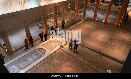 Gaziantep, Türkei - 18. Oktober 2023: Touristen besuchen Zeugma Mosaic Museum Stockfoto