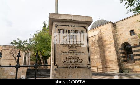 Gaziantep, Türkei - 15. Oktober 2022: Denkmal für die Märtyrerinnen von Gaziantep, Sehitler Abidesi auf Türkisch. Es ehrt die tapferen Seelen, die ihre liv geopfert haben Stockfoto