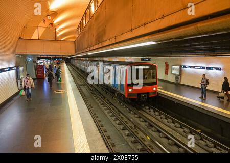 Innenraum der Metrostation Baixa-Chiado mit Kutsche und Passagieren, Lissabon-Portugal. Stockfoto