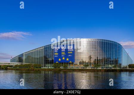 Europawahl 2024 am EU-Parlament in Straßburg prangt ein Aufruf zur Wahlbeteiligung bei den bevorstehenden Europawahlen Anfang Juni, mit den Botschaften NUTZE DEINE STIMME auf Deutsch, VERWENDEN SIE IHRE STIMME auf Englisch und UTILISEZ VOTRE VOIX auf Französisch. Das riesige Plakat zielt darauf ab, alle Europäer dazu auffordern, im Juni ihre Stimme abgeben, sei es per Briefwahl oder im Wahllokal. Vom 22. bis zum 25. April wird im EU-Parlament in Straßburg die letzte Plenarsitzung vor der Europawahl stattfinden, bei der EU-Abgeordneten zusammenkommen. Straßburg Contades Nord Bas-Rhin Frankreich *** Stockfoto