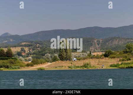 Lago di Bilancino, Barberino del Mugello, Florenz, Italien: Landschaft am Morgen des malerischen Sees in den toskanischen Hügeln. Stockfoto