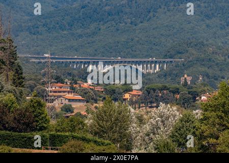 Lago di Bilancino, Barberino del Mugello, Florenz, Italien: Landschaft am Morgen des malerischen Sees in den toskanischen Hügeln. Stockfoto