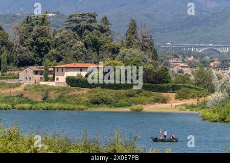 Lago di Bilancino, Barberino del Mugello, Florenz, Italien: Landschaft am Morgen des malerischen Sees in den toskanischen Hügeln. Stockfoto