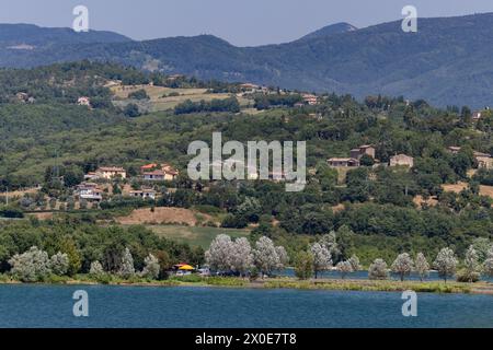 Lago di Bilancino, Barberino del Mugello, Florenz, Italien: Landschaft am Morgen des malerischen Sees in den toskanischen Hügeln. Stockfoto