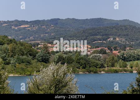 Lago di Bilancino, Barberino del Mugello, Florenz, Italien: Landschaft am Morgen des malerischen Sees in den toskanischen Hügeln. Stockfoto