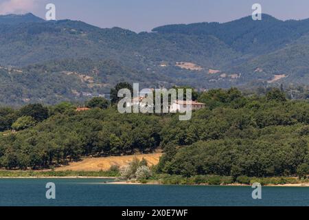 Lago di Bilancino, Barberino del Mugello, Florenz, Italien: Landschaft am Morgen des malerischen Sees in den toskanischen Hügeln. Stockfoto