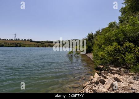 Lago di Bilancino, Barberino del Mugello, Florenz, Italien: Landschaft am Morgen des malerischen Sees in den toskanischen Hügeln. Stockfoto