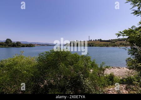 Lago di Bilancino, Barberino del Mugello, Florenz, Italien: Landschaft am Morgen des malerischen Sees in den toskanischen Hügeln. Stockfoto