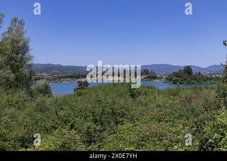 Lago di Bilancino, Barberino del Mugello, Florenz, Italien: Landschaft am Morgen des malerischen Sees in den toskanischen Hügeln. Stockfoto