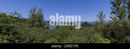 Lago di Bilancino, Barberino del Mugello, Florenz, Italien: Landschaft am Morgen des malerischen Sees in den toskanischen Hügeln. Stockfoto