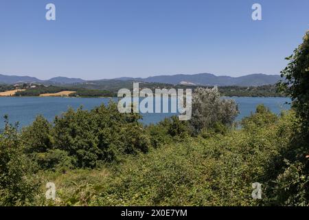 Lago di Bilancino, Barberino del Mugello, Florenz, Italien: Landschaft am Morgen des malerischen Sees in den toskanischen Hügeln. Stockfoto