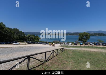 Lago di Bilancino, Barberino del Mugello, Florenz, Italien: Landschaft am Morgen des malerischen Sees in den toskanischen Hügeln. Stockfoto