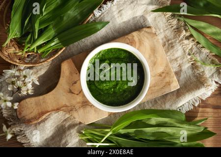 Hausgemachtes wildes Knoblauchpesto auf einer weißen Schüssel, Blick von oben Stockfoto