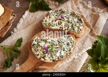Brennnesselbutter auf zwei Scheiben Sauerteigbrot Stockfoto