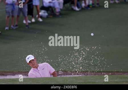Augusta, Usa. April 2024. Der südkoreanische Tom Kim trifft am Donnerstag, den 11. April 2024, in der ersten Runde des Masters Turniers im Augusta National Golf Club in Augusta, Georgia, aus einem Bunker auf das zweite Loch. Foto: Tannen Maury/UPI Credit: UPI/Alamy Live News Stockfoto