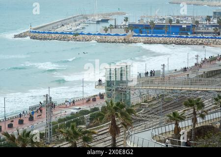 Tarragona, Spanien - 11. April 2024: Dies ist eine Luftaufnahme des Yachthafens von Tarragona, einer Küstenstadt in Spanien. Man sieht Boote, die im marin ankern Stockfoto