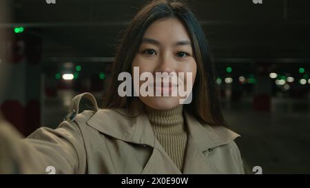 Glückliche asiatische chinesische Frau Blogger Influencer Aufnahme Video Blog in Parken Webcam Ansicht Sprechen Sie mit Handy Kamera Online Streaming für soziale Medien Stockfoto