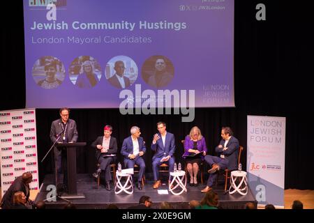 London, Vereinigtes Königreich: 11. April 2024. Die führenden Kandidaten des Londoner Bürgermeisters nahmen an der Jewish Community Hustings im JW3 Community Centre an der Finchley Road Teil. Es war das erste Mal, dass die vier führenden Kandidaten im bisherigen Wahlkampf gemeinsam auf der Bühne standen. Von links nach rechts sitzend: Zoe Garbett, Green; Sadiq Khan, Labour; Rob Blackie, Liberal Democrat; Susan Hall, Konservative. Stockfoto