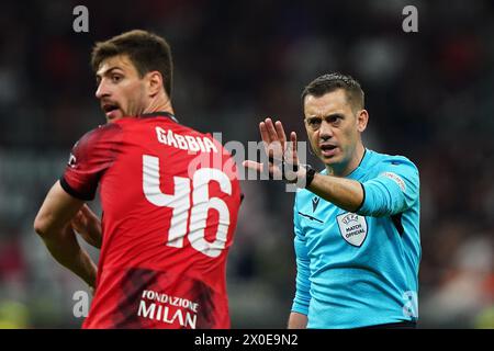 Mailand, Italien. April 2024. Schiedsrichter Clement Turbin und AC Mailand Matteo Gabbia beim Fußball-Spiel der Europa League zwischen AC Mailand und AS Roma im San Siro Stadion in Mailand - Donnerstag, 11. April 2024. Sport - Fußball . (Foto: Spada/LaPresse) Credit: LaPresse/Alamy Live News Stockfoto