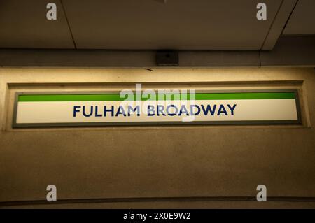 Schild für Fulham Broadway U-Bahn Station, Royal Borough of Kensington und Chelsea, London, Großbritannien. Der Fulham Broadway ist eine Londoner U-Bahn-Station. Stockfoto