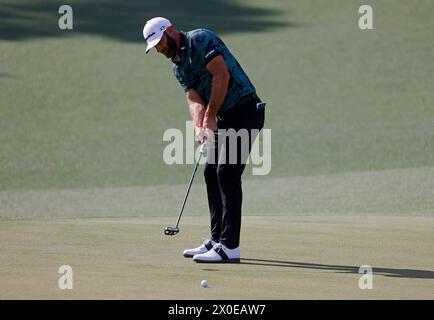 Augusta, Usa. April 2024. Dustin Johnson ist am Donnerstag, den 11. April 2024, in der ersten Runde des Masters Turniers im Augusta National Golf Club in Augusta, Georgia, auf das zweite Loch gestoßen. Foto: Tannen Maury/UPI Credit: UPI/Alamy Live News Stockfoto