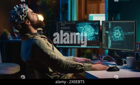 Ingenieur, der Gehirn in den Cyberspace hochlädt, Trance betritt, gottähnlich wird. Transhumanisten, der Geist mit künstlicher Intelligenz verschmelzen, Bewusstsein hochladen, KI-Singularität erreichen, Kamera A Stockfoto