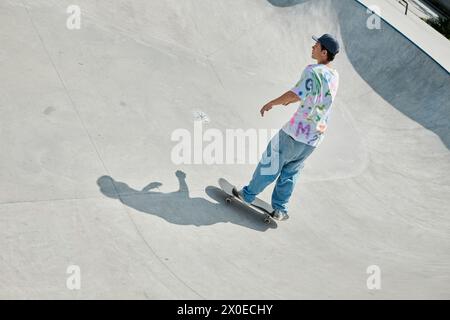 Ein junger Skater-Junge, der an einem sonnigen Sommertag eine gewagte Skateboard-Abfahrt in einem Skateboard-Park entlang der Rampe führt. Stockfoto