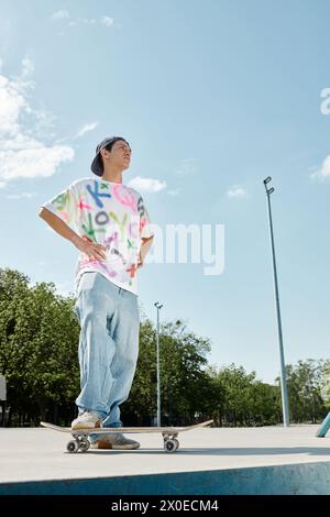 Ein junger Skaterjunge fährt an einem sonnigen Sommertag selbstbewusst auf einer Rampe in einem Skateboard im Freien. Stockfoto