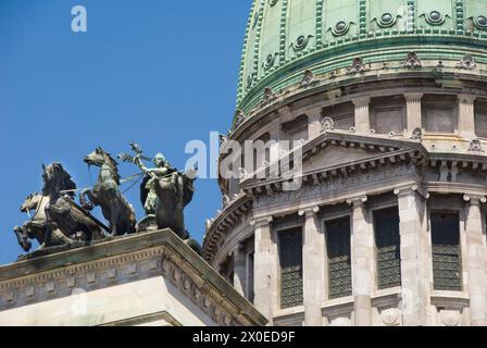 Der Kongresspalast (Palacio del Congreso) ist Sitz des Parlaments - das Denkmal der beiden Kongresse steht vor Buenos Aires, Argentinien Stockfoto