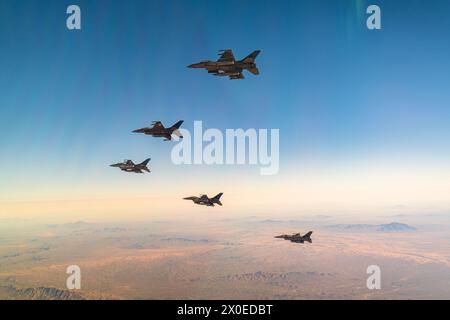 Fünf F-16-Kampffalken, die dem 162. Flügel der Morris Air National Guard Base in Tucson, Ariz, zugeordnet sind, fliegen am 6. April 2024 in Formation über Süd-Arizona. Der 162. Flügel produziert gut ausgebildete Koalitionspartner. Der Flügel hat F-16-Piloten aus 25 Ländern ausgebildet und dabei strategische Partnerschaften entwickelt und starke internationale Beziehungen aufgebaut, die auf Leistung, Freundschaft und Vertrauen basieren. (Foto der U.S. Air Force von Staff Sgt. Colin Hollowell) Stockfoto