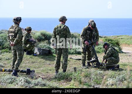 Soldaten der kroatischen Armee, bereiten Sie sich darauf vor, eine Trasportable leichte Luftabwehrrakete (Mistral) abzufeuern, während der Übung Schild 24, 11. April 2024 in Pula, Kroatien. Dieses jährliche Ereignis stärkt die kroatische Luftverteidigungsfähigkeit gegen Bedrohungen in niedriger und mittlerer Höhe. Zusammen mit dem 57. Luftabwehrartillerieregiment (C/1-57 ADAR), der 173. Luftlandebrigade und alliierten Truppen der polnischen Armee, der slowenischen Armee und der französischen Armee trainieren die Teilnehmer gemeinsam in Luftabwehrtaktiken, -Techniken und -Verfahren, einschließlich Luftraumkontrolle und Live-Feuereinsätzen. (Foto der US-Armee von Paol Stockfoto