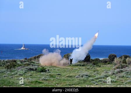 Polnische Armeesoldaten feuerten ein tragbares Luftverteidigungssystem (MANPADS Piorun) ab, während der Übung Schild 24, 11. April 2024 in Pula, Kroatien. Dieses jährliche Ereignis stärkt die kroatische Luftverteidigungsfähigkeit gegen Bedrohungen in niedriger und mittlerer Höhe. Zusammen mit dem 57. Luftabwehrartillerieregiment (C/1-57 ADAR), der 173. Luftlandebrigade und alliierten Truppen der polnischen Armee, der slowenischen Armee und der französischen Armee trainieren die Teilnehmer gemeinsam in Luftabwehrtaktiken, -Techniken und -Verfahren, einschließlich Luftraumkontrolle und Live-Feuereinsätzen. (Foto der US-Armee von Paolo Bovo) Stockfoto