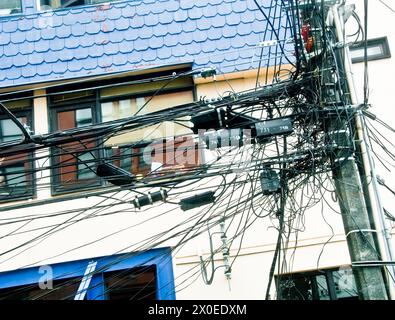 Versorgungsmasten und Kabelsalat - Puerto Montt, Chile Stockfoto