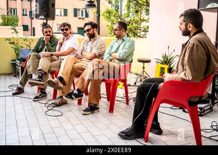 Genua, . April 2024. Ex-Otago feiert gemeinsam mit den Fans die Veröffentlichung des neuen Albums auf der Circolo Superba 1885 auf der Piazza Ninfeo in Genua Credit: Independent Photo Agency/Alamy Live News Stockfoto