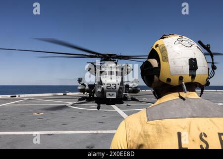 Ein U.S. Navy Sailor mit der USS New York (LPD 21) fährt einen CH-53E Super Hallion mit Marine Medium Tiltrotor Squadron 365 (verstärkt), 24th Marine Expeditionary Unit (MEU), während er am 8. April 2024 im Atlantischen Ozean unterwegs ist. Die USS New York, mit der 24. MEU, ist im Atlantik unterwegs und absolviert eine integrierte Ausbildung als WSP ARG-24. MEU-Team. (Foto des U.S. Marine Corps von Lance CPL. Ryan Ramsammy) Stockfoto