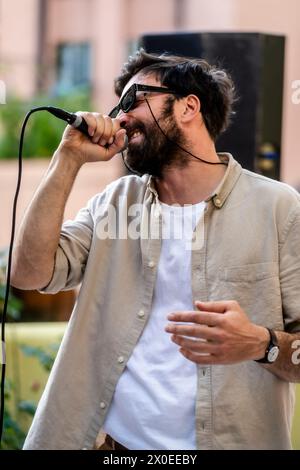 Genua, . April 2024. Ex-Otago feiert gemeinsam mit den Fans die Veröffentlichung des neuen Albums auf der Circolo Superba 1885 auf der Piazza Ninfeo in Genua Credit: Independent Photo Agency/Alamy Live News Stockfoto