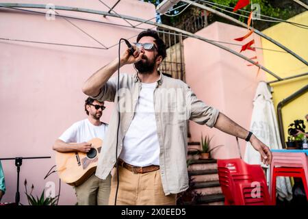 Genua, . April 2024. Ex-Otago feiert gemeinsam mit den Fans die Veröffentlichung des neuen Albums auf der Circolo Superba 1885 auf der Piazza Ninfeo in Genua Credit: Independent Photo Agency/Alamy Live News Stockfoto