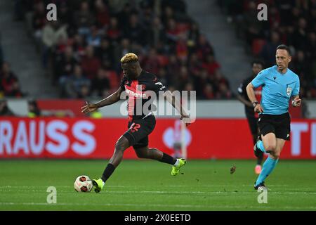 Leverkusen, Deutschland. April 2024. Fußball: Europa League, Bayer Leverkusen - West Ham United, K.-o.-Runde, Viertelfinale, erstes Leg, BayArena. Leverkusens Victor Boniface spielt den Ball. Quelle: Marius Becker/dpa/Alamy Live News Stockfoto