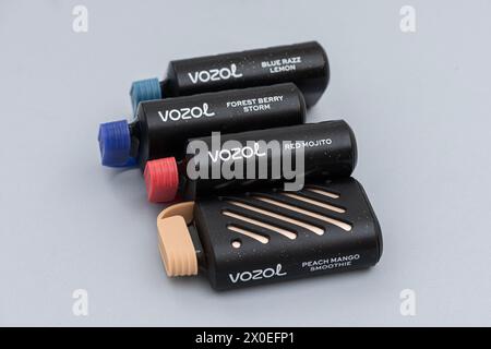 ISTANBUL, TÜRKEI - 9. APRIL 2024: Vozol elektronische Rauchermaschine. Elektronische Zigarette (kurz E-Zigarette) ist ein elektronisches Gerät. Stockfoto