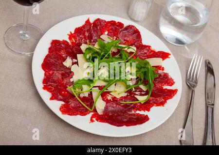 Rindercarpacio mit geriebenem Hartkäse und Rucola Stockfoto